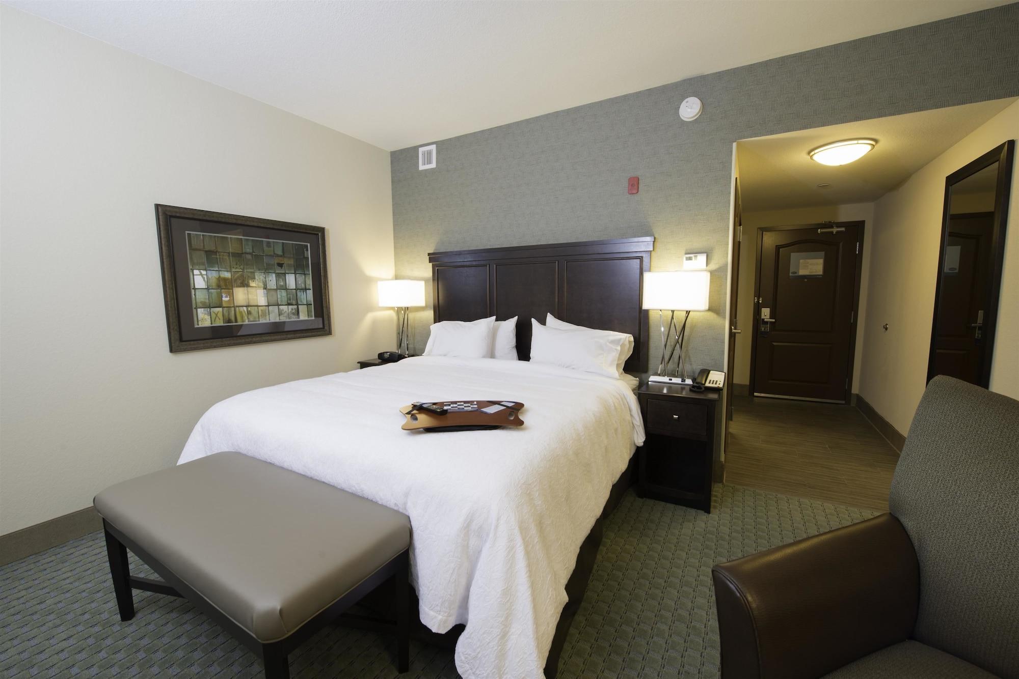 Hampton Inn & Suites Bismarck Northwest Exterior foto